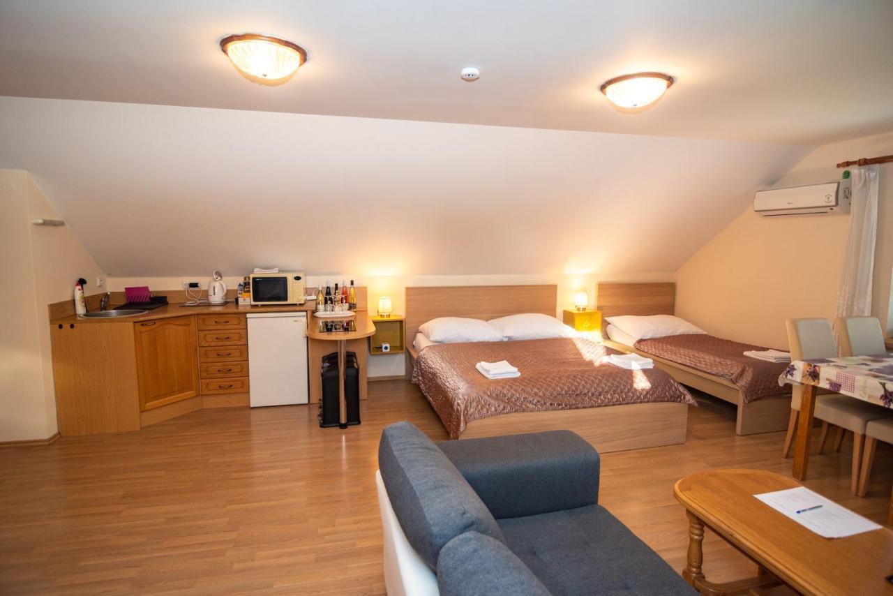 Apartman A Ubytovani U Machu Микулов Екстериор снимка
